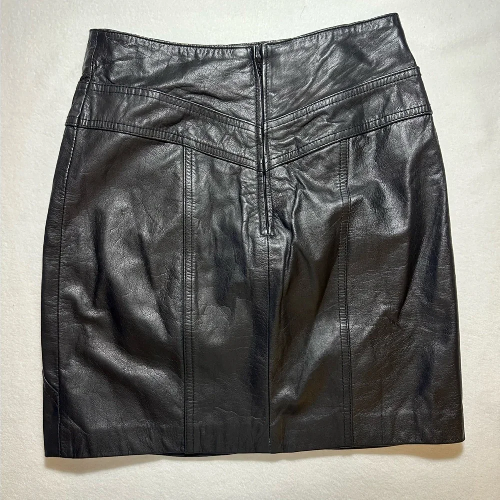 Elegant Black Leather Mini Skirt - Picture 3 of 8